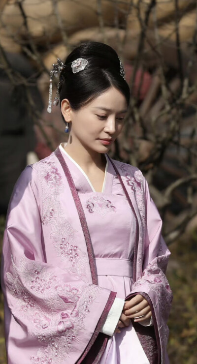 知否。知否应是绿肥红瘦