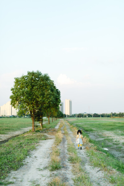 路过一片草坪
摄影：洪小漩
出镜：菲比
只是凑巧，去朋友家吃饭的路上，经过这里。
这是一片开发商铲平却未来得及盖高楼的空地。
随意地长了一些草，便成了杭州城区难得的一片“旷野”。
玩了十几分钟，按下零…