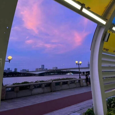 把屏幕调亮，你会看到不一样的景象…
你说紫色是浪漫特立独行的颜色…
紫色背景图 壁纸
侵权删