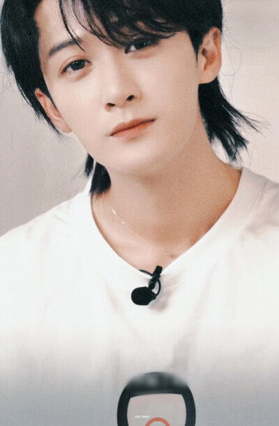 檀健次
狼尾发型+无袖上衣！