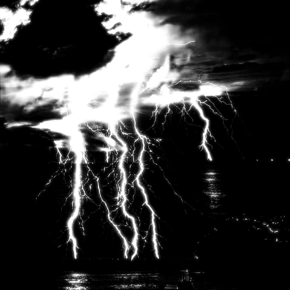 在一个夜黑风高的夜晚,他把她按在墙上,邪魅一笑,趴在她耳边轻声说:它