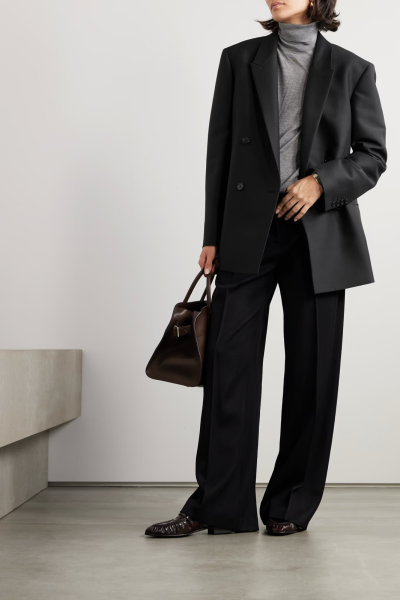 The Row 在精裁装上的造诣令人叹绝，从悉心甄选的面料到考究的走线，每处细节皆体现着品牌对品质和设计的追求。这款 “Wilsonia” 西装外套裁自羊毛真丝混纺面料，采用了男装风格的直筒版型，并设有经典双排扣和戗驳…