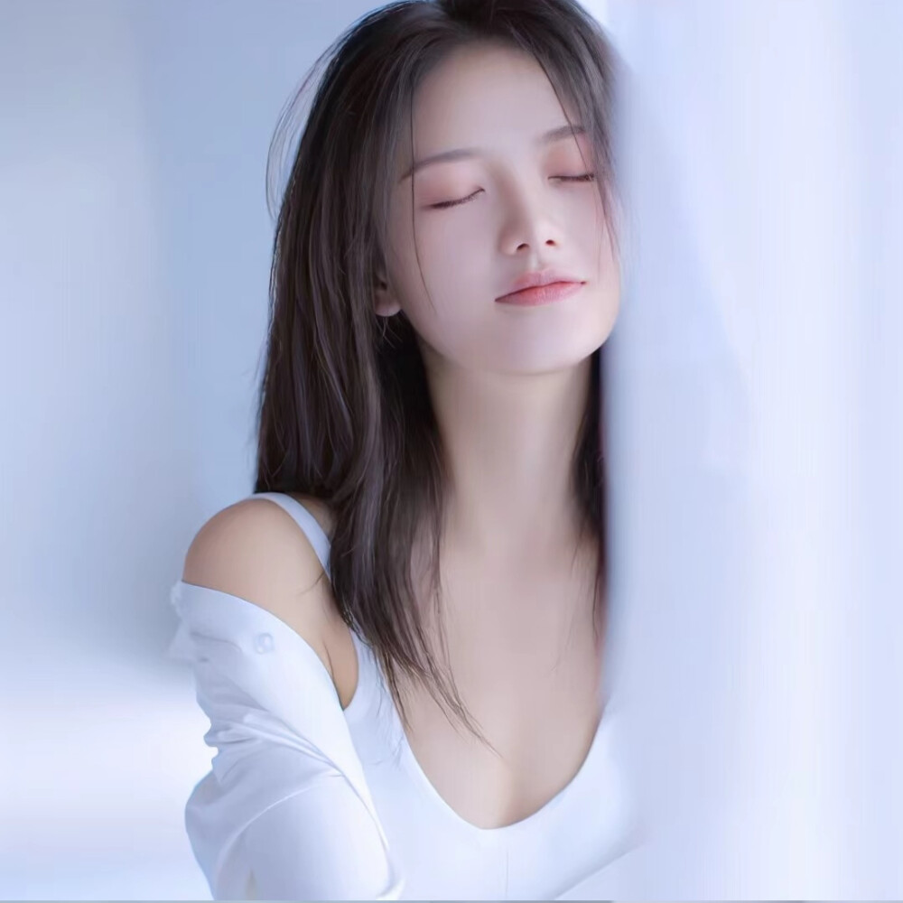 女头白色系御姐头像赞评论更多