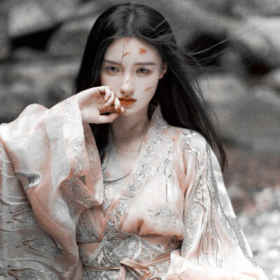 你不该摘下那朵玫瑰，猝不及防地闯进我的玫瑰花园
你不该红着眼眶看着我，让我建设已久的心理防线轻而易举地支离破碎