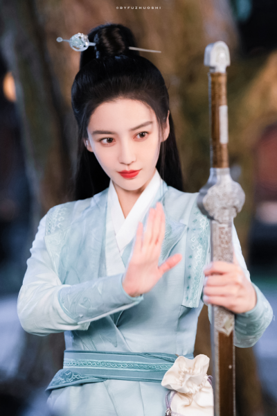 杨颖 | 张殷殷
cr:伏啄时