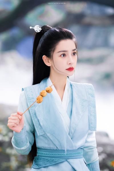 杨颖 | 张殷殷
cr:伏啄时