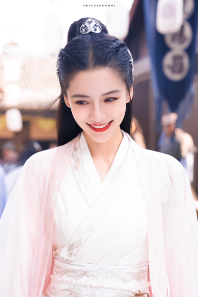 杨颖 | 张殷殷
cr:伏啄时