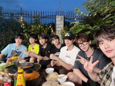 贺峻霖，宋亚轩，张真源，丁程鑫，时代少年团