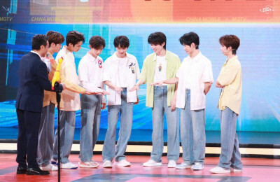 贺峻霖，宋亚轩，张真源，丁程鑫，时代少年团