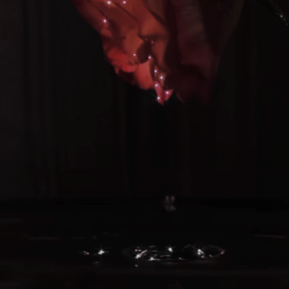 “在那之前留住你的心 哪怕留给自己也不要给其他人 不要给除我以外的任何人。”
——《绮丽之歌》