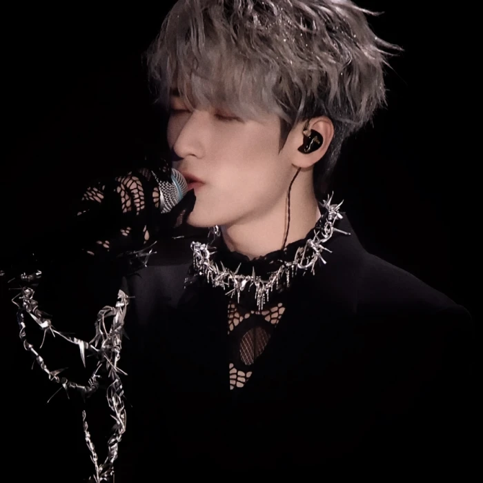 To:严浩翔
生日快乐，宝宝
生活总会在最深的绝望里，遇见最美丽的风景，我希望你能天天开心^_^不要想那么多噢 做自己就好，在这吹不出褶的平静日子，你也在闪光！总有人山高路远，为你而来，不能在演唱会里与见面，但是没关系的，我希望你一直发光，而我永远为你热泪盈眶，要站在自己所喜欢的世界里，闪闪发光
愿成长， 落落大方，枯木逢春，不负众望
