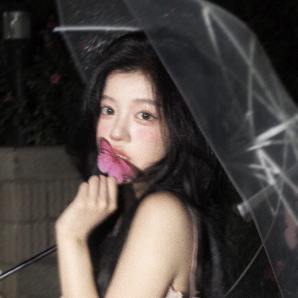 ᵀʰᵉ ᶠⁱʳˢᵗ ᵒⁿᵉ ᵒᵘᵗ ᵒᶠ ᵗʰᵉ ᵇⁱᵍ ʷⁱⁿᵈ ᶜᵃᵐᵉ ʰᵒᵐᵉ ʷⁱᵗʰ ᵐᵉ.
外面風大 和我回家. 