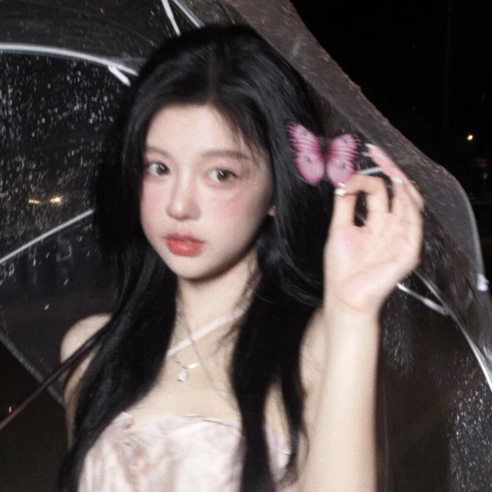 ᵀʰᵉ ᶠⁱʳˢᵗ ᵒⁿᵉ ᵒᵘᵗ ᵒᶠ ᵗʰᵉ ᵇⁱᵍ ʷⁱⁿᵈ ᶜᵃᵐᵉ ʰᵒᵐᵉ ʷⁱᵗʰ ᵐᵉ.
外面風大 和我回家. 