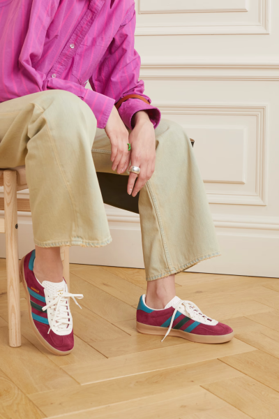 adidas Originals 的室内运动鞋 “Gazelle Indoor” 诞生于七十年代，数十年来时髦不减，堪称街头时尚的经典单品。这一版本以红色绒面革制成，饰有光滑皮革条纹，生胶鞋底别具复古酷感。