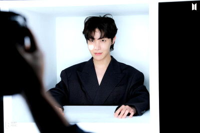 郑号锡
230819 Weverse
j-hope 'Jack In The Box (HOPE Edition)' Jacket Photo Sketch ​​​