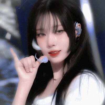 我始终觉得 没有任何人完完全全了解我 看光我的劣根性 我的阴暗面 我埋在温和变面下的偏激和歇斯底里