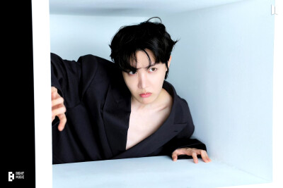 郑号锡
230819 Weverse
j-hope 'Jack In The Box (HOPE Edition)' Jacket Photo Sketch ​​​