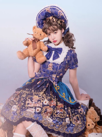 穿这条小裙子拍写真应该会很不错，感觉每张模特图都挺出片的，柄图和颜色也好好看，有点小期待了 嘿嘿