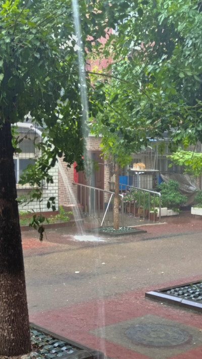 天气无常不可预测。倾盆大雨，突发奇想就那雨漏流水当着瀑布来拍摄。建筑物的雨漏水流不断。手持手机慢速快门，拍摄雨漏水流场景。由于手持依靠的不稳，一张清晰，一张就算是糊了。第一次尝试拍摄瀑布，后期简单调整…