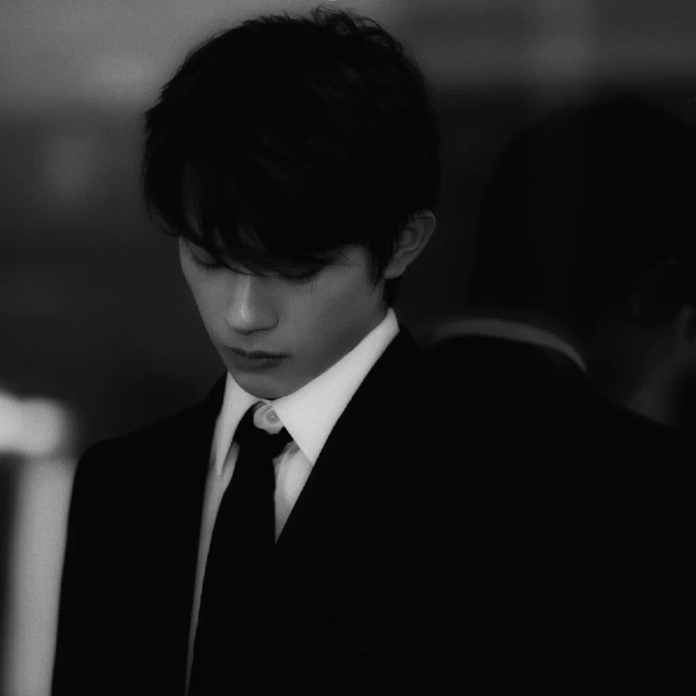 易烊千玺的氛围感头像