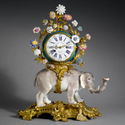 18世纪的古董鎏金壁炉钟，周围总有娇美的瓷花环绕。 ​​​