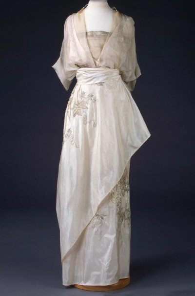 1910年代前期的晚装，优美淡雅，古典味十足又不乏别致新颖的设计。 ​​​