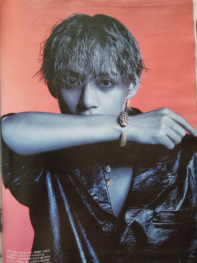 金泰亨
230822 Wkorea 内页
cr:v_scent7