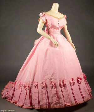一件Augusta Auctions的1860年代粉色舞会礼服。