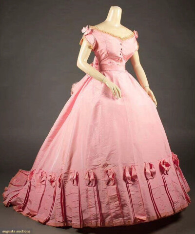 一件Augusta Auctions的1860年代粉色舞会礼服。