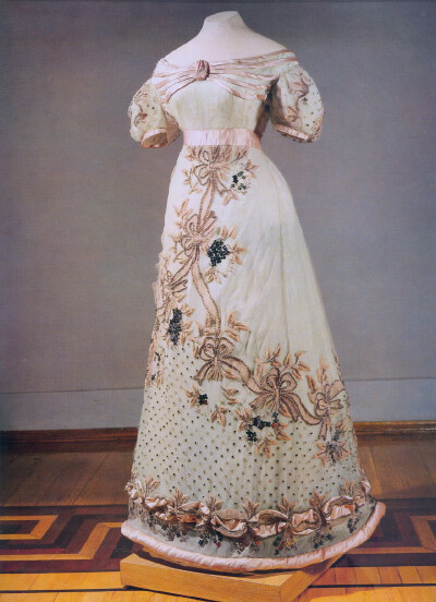 尤苏波夫公爵夫人季娜伊达•伊凡诺夫娜在1826年穿的三件晚装，均十分精美可爱。早期浪漫主义风格女装流行在A字形的裙摆上用大量刺绣、钉珠以及薄纱、缎带和立体造花做出花团锦簇的可爱装饰，这几件保存完好的裙子便…