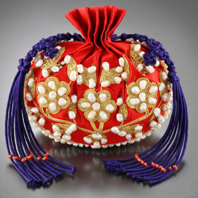 英亲王妃的珍珠花蝶纹刺绣香囊，真是华丽炫耀。 ​​​