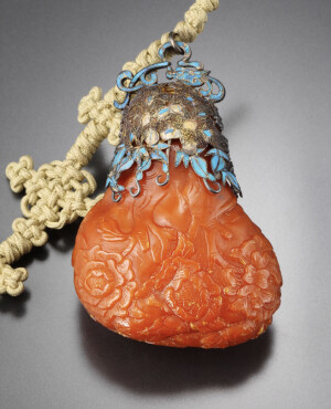英亲王妃蜜花佛手单作 韩国国立古宫博物馆藏
佛手造型真是频繁出现在蜜蜡雕件上，不过有的是外形取佛手，其上雕刻图案则是牡丹寿星一类吉祥纹样。 ​​​