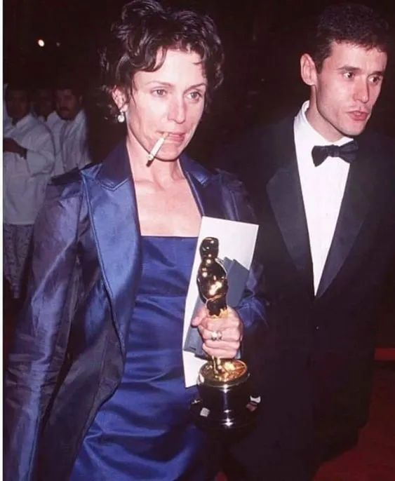 ▲叼着烟走红毯的影后McDormand