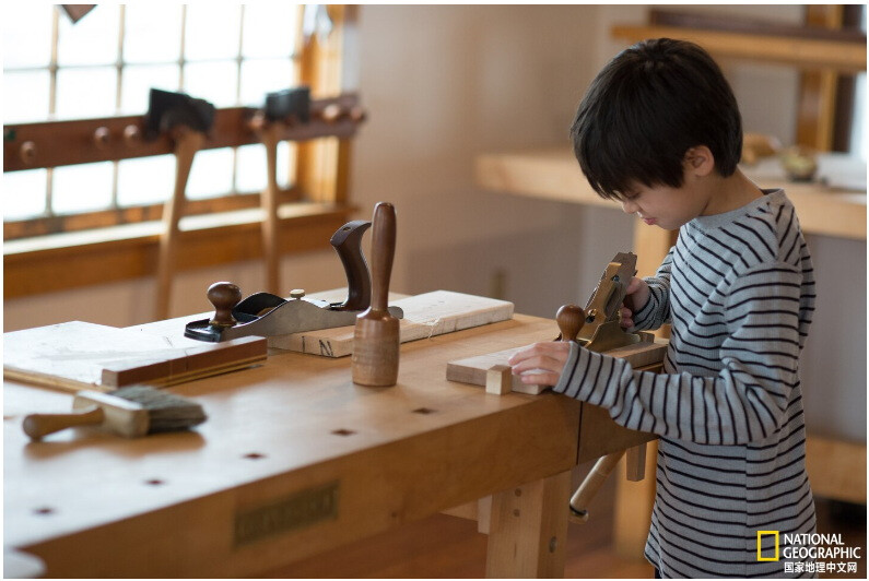 《手工课》
美国缅因州多所工艺学校开展了木工实践课程，图为在沃伦镇学校上手工课的男生。摄影：Greg Dale