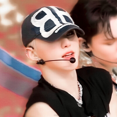 Hat trick ...“帽沿-Noche azul”