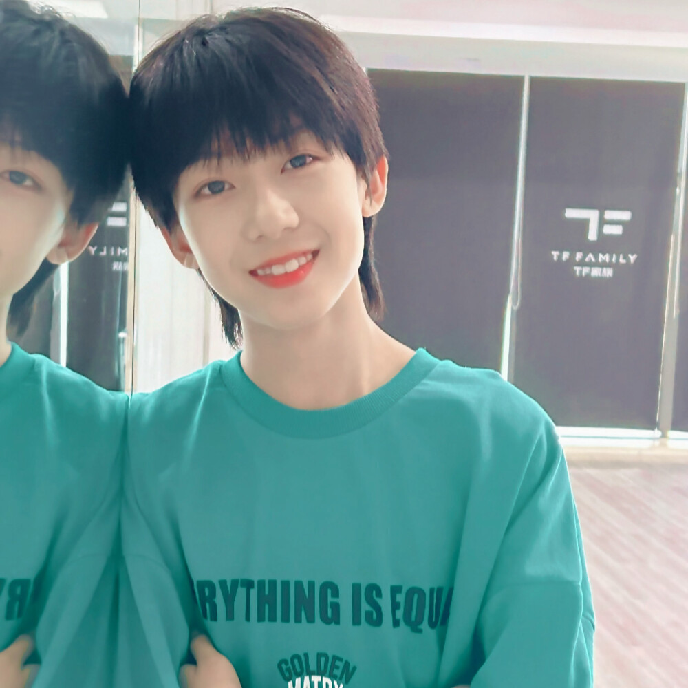 想你 想偷你的手机发我也想你^>⸝⸝⸝⸝<^
杨博文