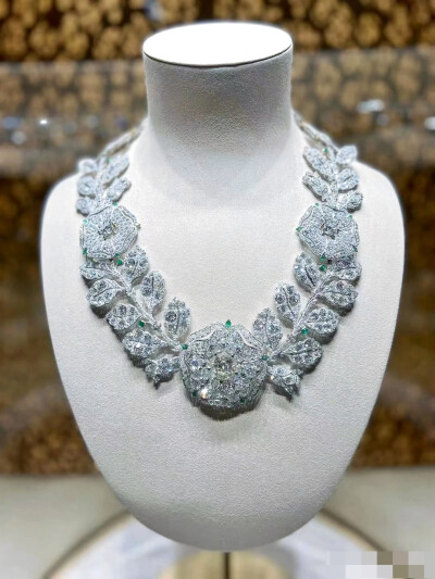 Cartier古董珠宝，1906年出品的豪华野蔷薇钻石祖母绿项链，经典花环风格。巴西名媛Lily Safra的收藏，佳士得拍卖价格108.3万瑞士法郎。