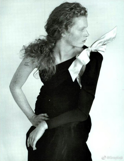 "Per un Nuovo Fare L'alba: Splendidamente" Vogue意大利版1986年9月号 模特: Christa Doelman 摄影: Steven Meisel 妆容: Francois Nars ​