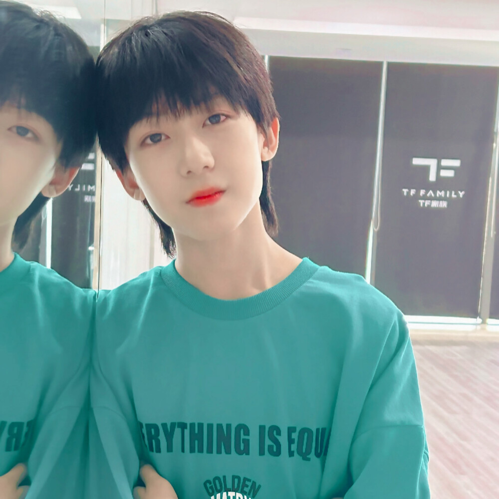 想你 想偷你的手机发我也想你^>⸝⸝⸝⸝<^
杨博文