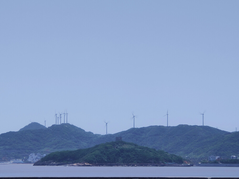 衢山岛
满山的黄花开在风车下
浙江·舟山