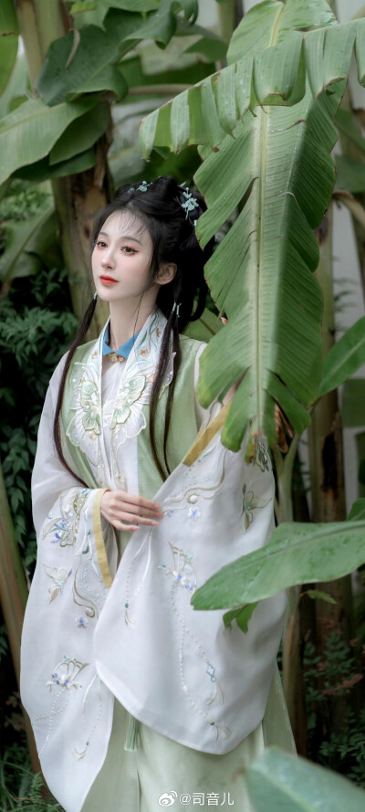 汉服
试问闲愁都几许？一川烟草，满城风絮，梅子黄时雨。
画中仙:@司音儿