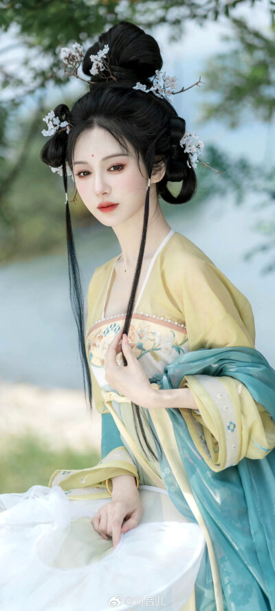汉服
试问闲愁都几许？一川烟草，满城风絮，梅子黄时雨。
画中仙:@司音儿