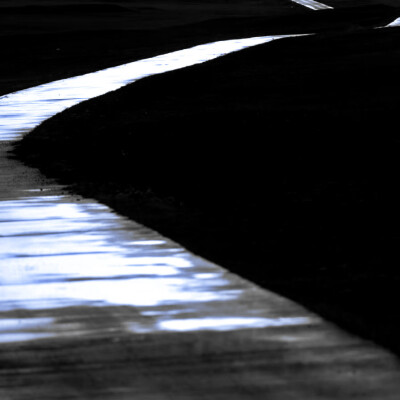 我做划破黑暗的予，她便是坚硬的盾。