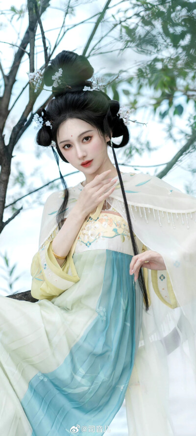 汉服
试问闲愁都几许？一川烟草，满城风絮，梅子黄时雨。
画中仙:@司音儿
