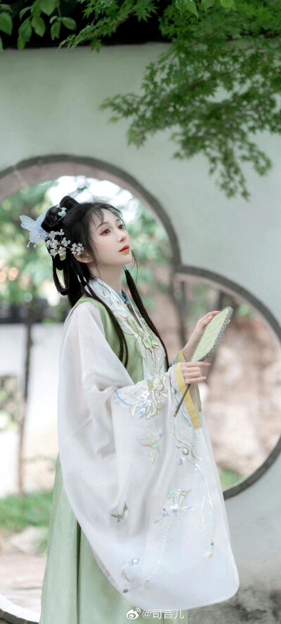 汉服
试问闲愁都几许？一川烟草，满城风絮，梅子黄时雨。
画中仙:@司音儿