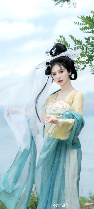 汉服
试问闲愁都几许？一川烟草，满城风絮，梅子黄时雨。
画中仙:@司音儿