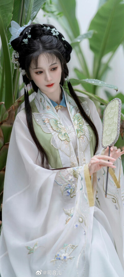 汉服
试问闲愁都几许？一川烟草，满城风絮，梅子黄时雨。
画中仙:@司音儿