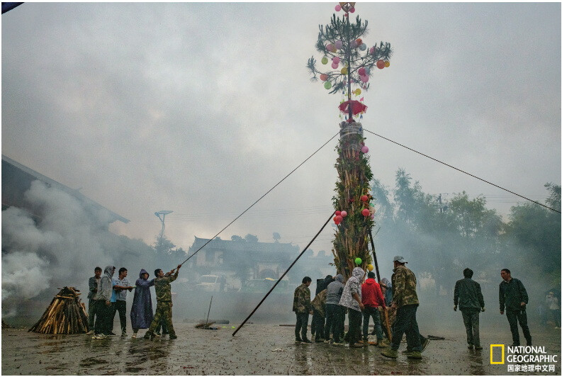 《筹备火把节》
石龙的白族村民正在搭建巨大的火把，用于在火把节期间点燃。萨洛佩克在环球徒步的过程中发现，这种向自然致敬的仪俗正从人类经验中消失。摄影：Gilles Sabrie