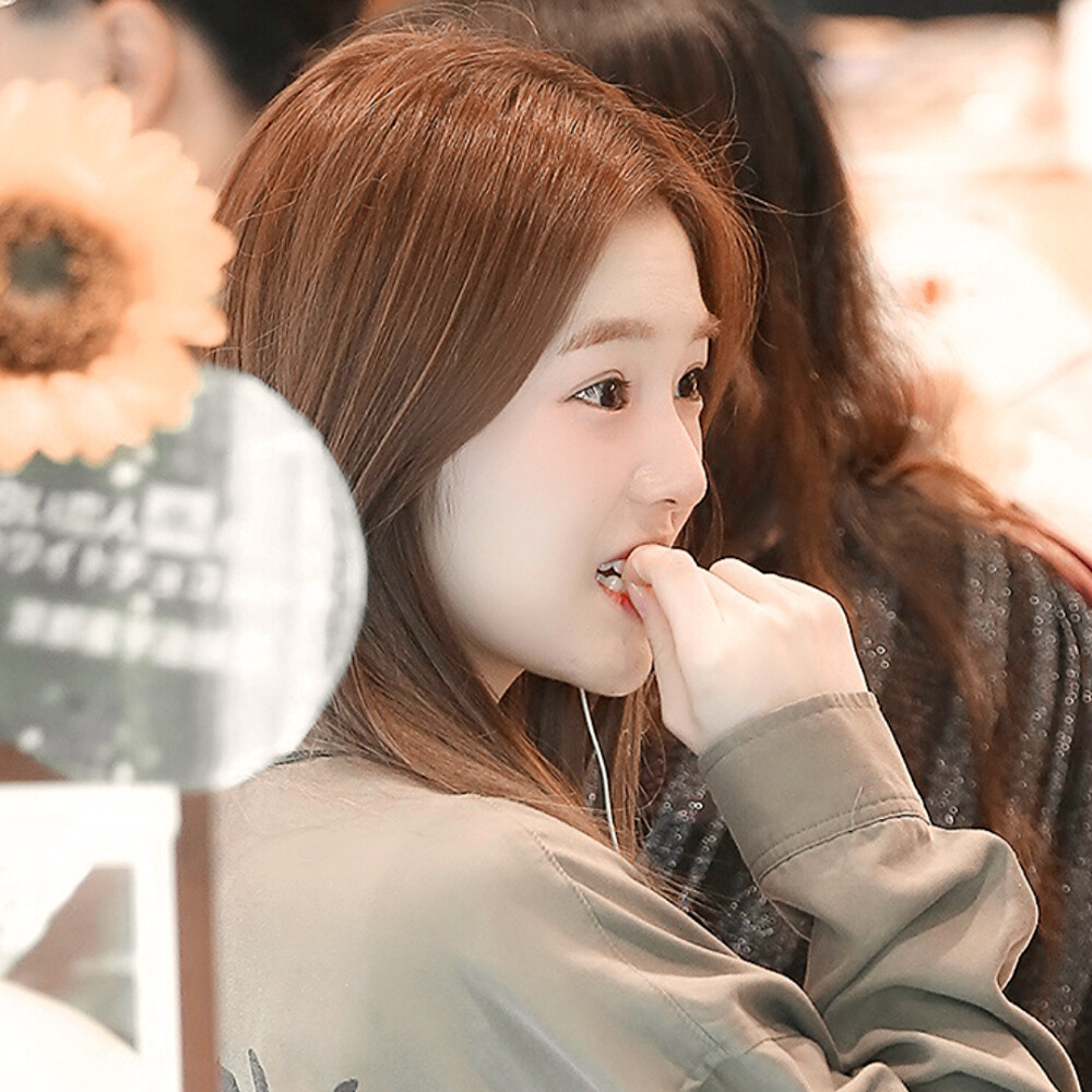 
你从我身边经过，橘子味