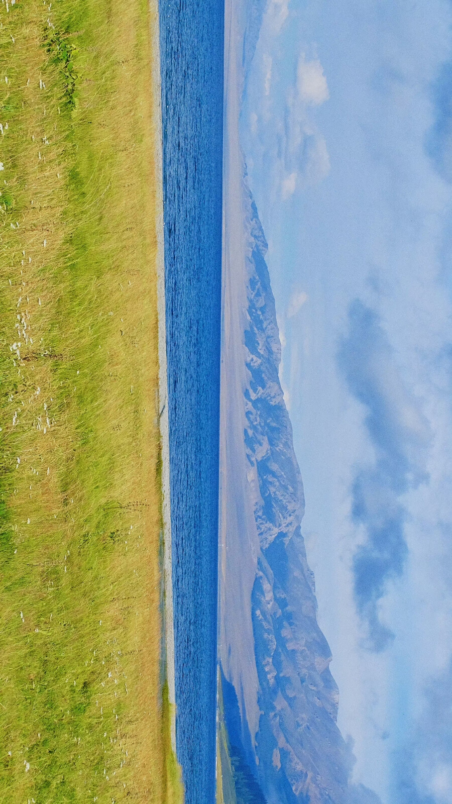 你当像鸟，飞往自由的风
你当像风，吹向旷野与群山
你当像山，巍峨于云海之巅
你当像云，跨越千里万里
奔赴一切生命的未知与热爱
by.@温叁叁-
